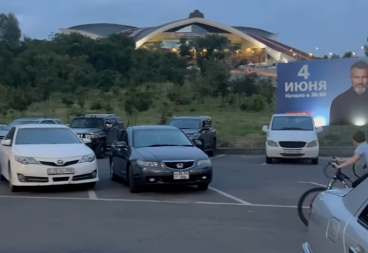 Ավտոկայանատեղի անցումի դիմաց